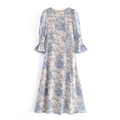 Kleid mit Blumen- und Vogelprint, Glockenärmeln und tailliertem Schnitt in Cremeweiß - S / Blau und Weiß