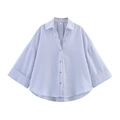 Détail du col d'une chemise rayée bleue et blanche et fermeture à boutons marron - XS / Rayure Bleue