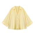 Dettaglio camicia in misto lino giallo chiaro con scollo a V e bottoni scuri a contrasto - XS / Giallo