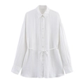 Detail van wit katoenen shirt met een dunne tailleriem geknoopt in een nette strik - XS / Wit