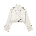 Trench corto da donna color crema con cintura in vita e spalline su sfondo bianco - Bianco Albicocca