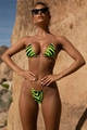 Bikini verde neon con stampa animalier nera e spalline trasparenti nel deserto - S / Verde Stampato