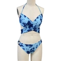 Detail van blauwe tie-dye bikini met overslagontwerp en decoratieve metalen ring aan zijde - Blauwe Print