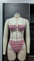 Detalle del top de bikini a rayas rojas con abertura frontal y soporte de aro - S / Rayas rojas y blancas