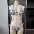 Detail van paisley-print bikini met lichtblauwe kant en kleurrijke kralenbandjes - S / Paisley Print Bikini Tweedelig