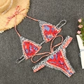 Detalle en plano de un bikini de 3 piezas con estampado de leopardo y flores tipo patchwork - S / Empalme Floral Rojo