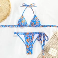 Detalle del top de bikini con lazo y estampado abstracto azul sobre tela blanca - S / Estampado Azul