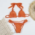 Detalle de bikini naranja con nudo superior y braga con fruncido lateral en plano - S / Naranja