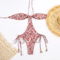 Vista detallada de bañador de una pieza con estampado de cachemira y accesorios de playa - S / Impresión