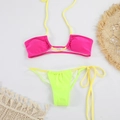 Vista plana de top de bikini rosa y braga verde neón con accesorios de playa de verano - S / Rosa y Verde