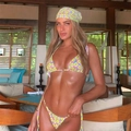 Dreiteiliger geblümter Bikini in Gelb mit Neckholder-Oberteil und passendem Pareo-Tuch am Pool - S / Floral Print