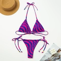 Vue détaillée d'un bikini rayé rose et bleu avec perles dorées et accessoires d'été - S