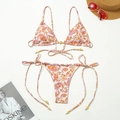 Détail d'un bikini à imprimé cachemire avec accents métalliques et accessoires d'été - S / Imprimé Cachemire