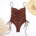 Détail du maillot de bain marron avec texture froncée et cordons latéraux réglables - Brun Foncé