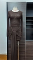 Detalle de cerca del vestido corto fruncido marrón café con cinta larga decorativa - S / Marrón Oscuro