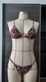 Detalle del bikini con estampado de leopardo y elegantes anillos de metal dorado en maniquí - S / Estampado de leopardo