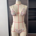 Detalle de bikini floral con tirantes de encaje de margaritas y flor 3D en el lazo - S / Conjunto floral de 2 piezas