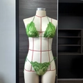 Detailweergave van smaragdgroene kantstructuur en verfijnde gehaakte randen van bikini - S / Groen
