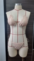 Detail van bloemen kant lingerie set met wimperafwerking en verstelbare bandjes - S / Roze