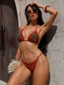 Detalle del top de bikini rojo óxido con bordado de estrella de mar y diseño halter - S / Caramelo