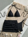 Detalle del bikini de 3 piezas en encaje negro con patrón de hojas sobre una estera de cáñamo - S / Negro