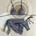 Conjunto de bikini de ganchillo de tres piezas con top halter y pareo de rayas de colores - S / Azul
