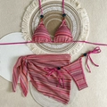 Conjunto de bikini de punto de tres piezas con rayas melocotón y detalles de cuentas - S / Rosa