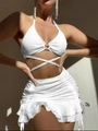 Détail du haut de bikini blanc texturé avec anneau en métal et jupe froncée - Blanc