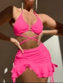 Détail du bikini rose fluo avec tissu texturé, anneau métallique et jupe à cordon - Rouge Rose