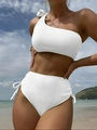 Dettaglio del top bikini bianco monospalla con fiocco e tessuto a costine testurizzato - S / Bianco