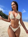 Detalle del top de bikini fruncido crema con cuello halter y hebilla de diamantes - S / Blanco Roto