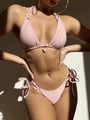 Bikini rosa texturizado con cuentas y colgante de fresa sobre fondo minimalista - S / Rosa