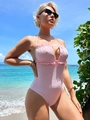 Maillot de bain une pièce rose avec broderie et volants sur une plage ensoleillée - S / Rose