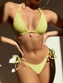 Bikini de dos piezas verde lima con textura de gofre, tiras de cuentas y colgante fresa - S / Amarillo