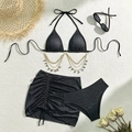 Detalle de bikini de 3 piezas negro brillante con cadenas doradas y falda con cordón lateral - S / Negro