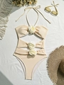 Elegante bañador de una pieza beige con cuello halter y tres flores decorativas de tela blanca - S / Blanco Roto