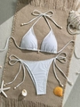 Detalle de bikini blanco de malla con adornos de conchas sobre esterilla de playa de paja - S / Blanco