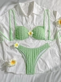 Detalle del bikini verde claro en tejido fruncido con una decoración floral 3D - S / Verde