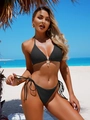 Primer plano del top de bikini negro con textura, cuello halter y colgante de lazo metálico - S / Negro