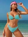 Bikini a due pezzi azzurro con dettaglio stella marina dorata sulla spiaggia - Blu