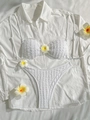 Detalle del conjunto de bikini blanco de seersucker con flores de frangipani - S / Blanco