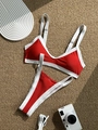 Ensemble bikini deux pièces rouge et blanc avec coutures contrastées sur un tapis de plage - S / Rouge