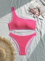 Détail d'un bikini rose asymétrique à texture gaufrée avec bas échancré sur accessoires - S / Rose
