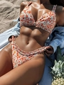Conjunto de bikini floral con bordes rizados sobre toalla blanca en la playa - S / Arcoíris