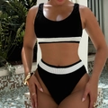 Detail eines gerippten schwarzen Bikinis mit weißen Gummibändern und strukturierter Oberfläche - S / Schwarz