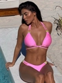 Set bikini rosa con perline colorate su sfondo di piscina estiva - S / Rosa