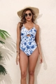 Détail du maillot de bain à fleurs bleues avec nœud torsadé et découpe avant élégante - S / Bleu