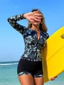 Détail du haut de surf à manches longues avec fleurs et short de bain assorti - S / Haut Et Bas / Imprimé Tropical Noir