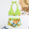 Dettaglio del top bikini allacciato al collo e pantaloncini a vita alta tropicali - S / Top E Pantaloni / Verde-giallo