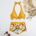 Flat lay di bikini top giallo a lupetto e slip a pantaloncino floreale con accessori - S / Top E Pantaloni / Giallo Terra